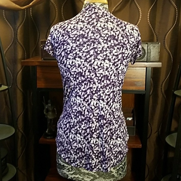 Vera Wang floral v-neck tee, size XS - Picture 3 of 4